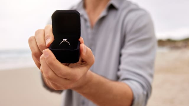 马国男子患癌无法走动 好友竟以此为由向其妻求婚