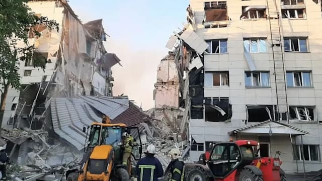 俄称乌军袭击卢甘斯克一学院 导致十人死亡