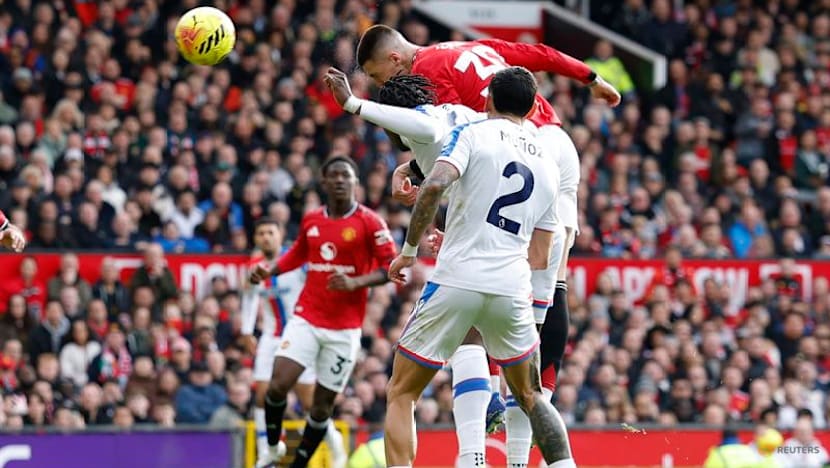 Arsenal claim nervy win over Chelsea, Man Utd go third