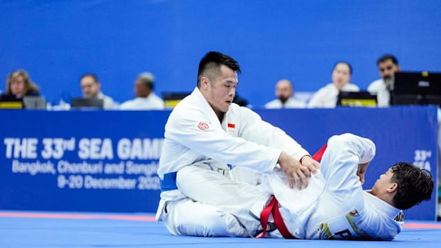 我国巴西柔术队男女个人项目夺银摘铜