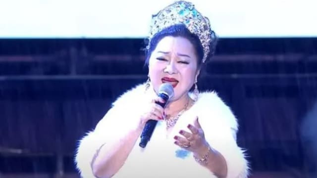 白冰冰演唱“First Love”　网酸：初恋唱得像失恋 
