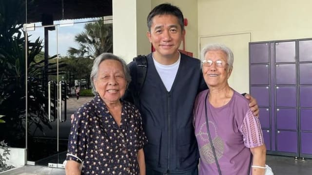 梁朝伟悄悄访狮城　与粉丝合影毫无架子