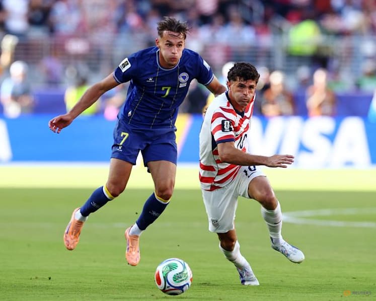 Ten-man United States beat Bosnia 2-0 to reach World Cup round of 16