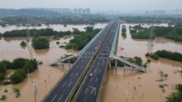 中国多地五一黄金周前 遭新一轮暴雨袭击