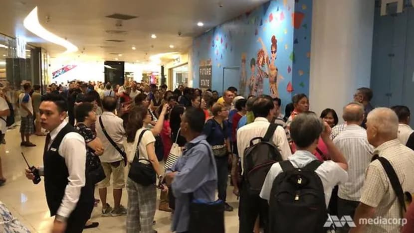 Telefon bijak $54; beratur panjang di cawangan Huawei merata S'pura