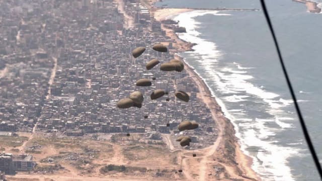 我国在卡萨完成首个空投物资行动