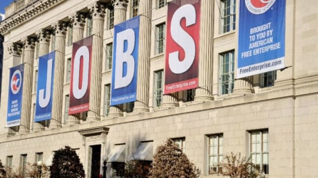 美国新增工作比预期多 失业率却创下四年新高