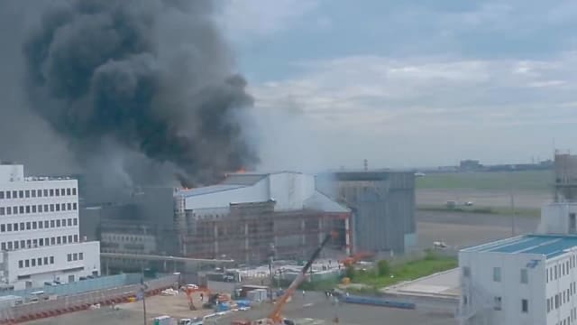 日本东京羽田机场传火警 现场浓烟滚滚