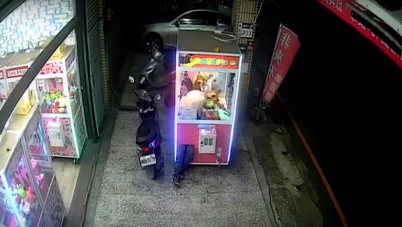 Lelaki kesot dalam 'claw machine' untuk curi 2 mainan