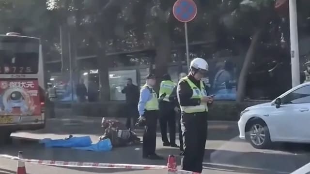 天津母女骑电动车遭“开门杀” 女儿再被巴士碾死