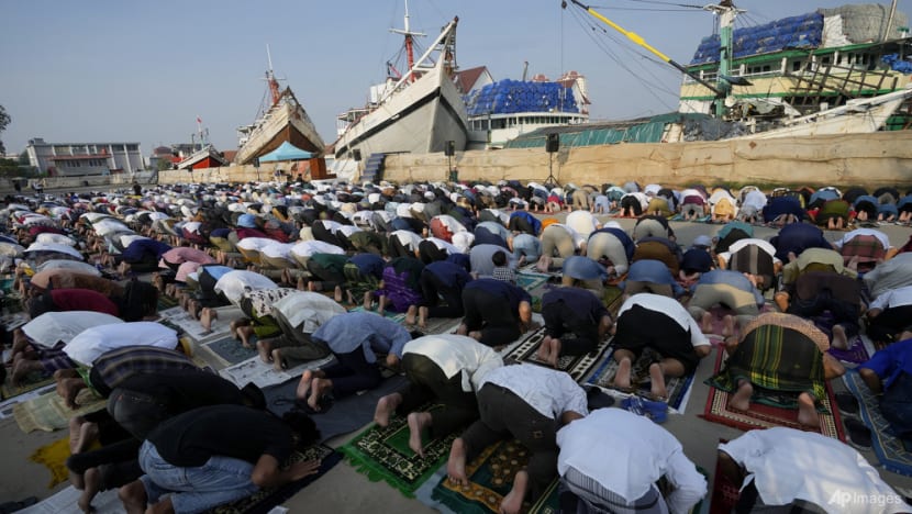 Muslims mark Eid al-Fitr holiday with joy, worry Muslims mark Eid al-Fitr holiday with joy, worry