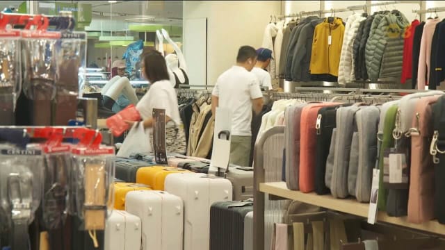 年底旅游旺季商家推促销抢客 旅游用品销量未见上升