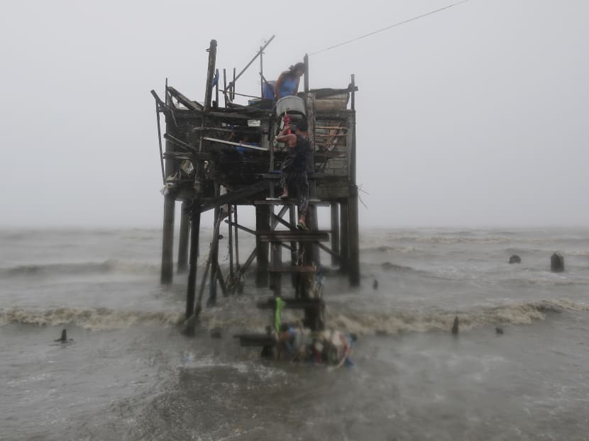 Typhoon leaves 11 dead, Filipino villagers saved from flood
