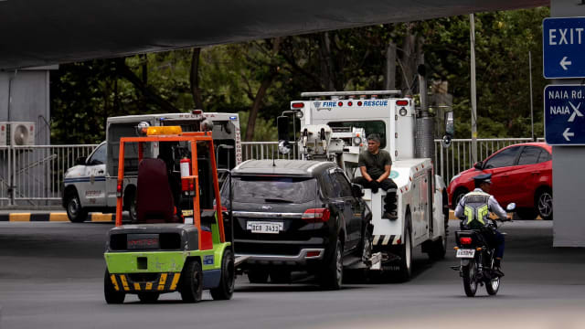 汽车冲上菲律宾机场大门外走道 造成两人死亡
