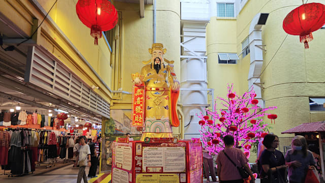 牛车水大厦民众财神前踩空受伤 商联会：设置其实未完工 已补救