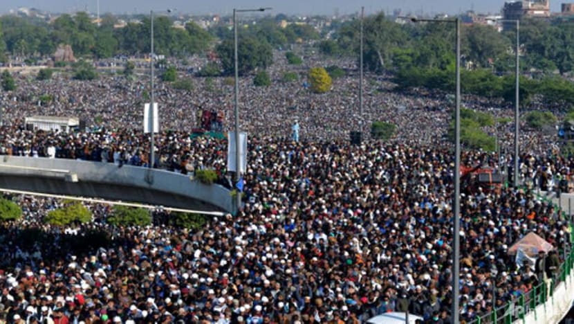Tens of thousands mourn radical cleric's death in Pakistan