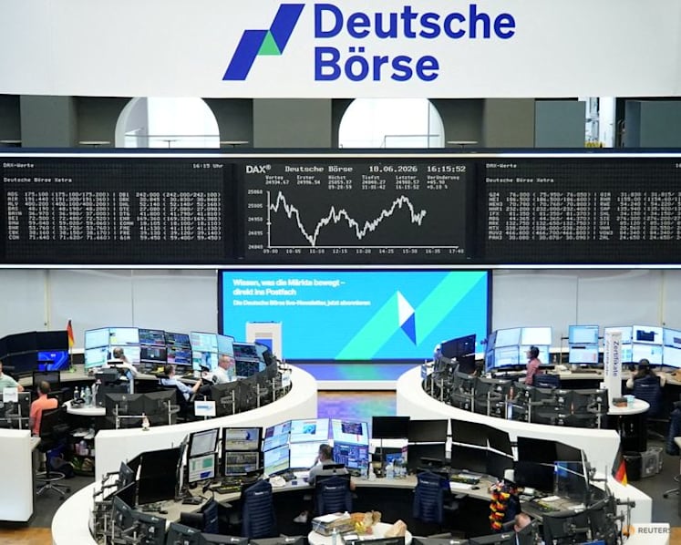 Oil spikes, Wall Street drops as US-Iran tensions rebuild