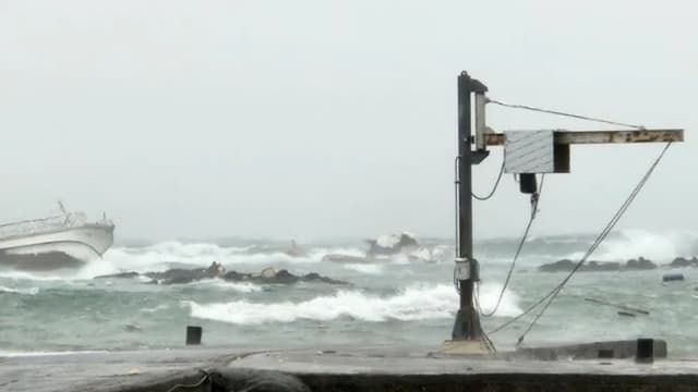 两艘渔船在济州岛附近海域搁浅 一人丧命三人失踪