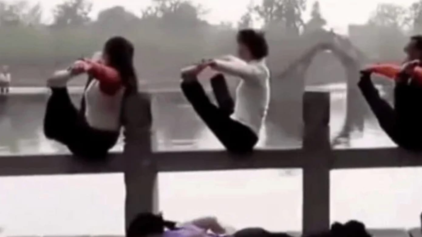 五女子坐湖边栏杆练瑜伽 危险动作引热议