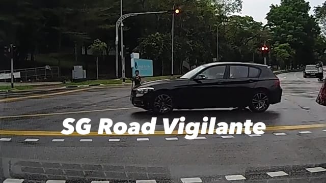骑着踏板车穿越十字路口 小学生险些被车撞