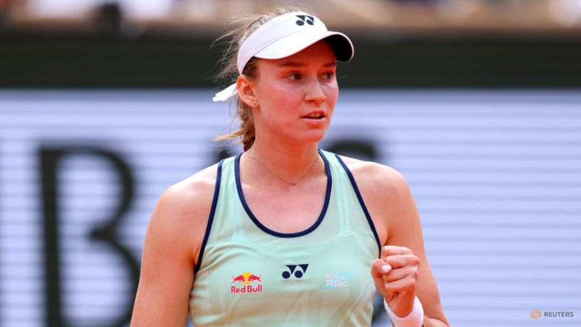 Swiatek digs herself out of deep hole, Alcaraz powers on at French Open