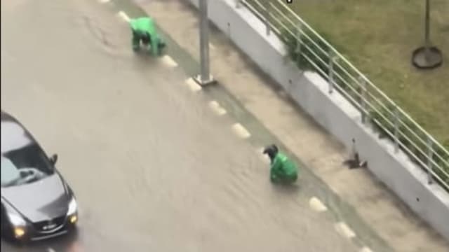 马国送餐员雨中冒险清理排水沟 助疏通积水获网民大赞
