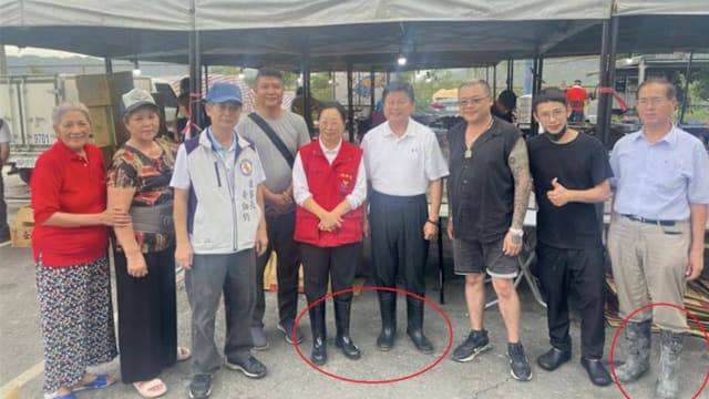 “雨鞋干净到发光” 花莲县长灾后视察 遭讽来作秀
