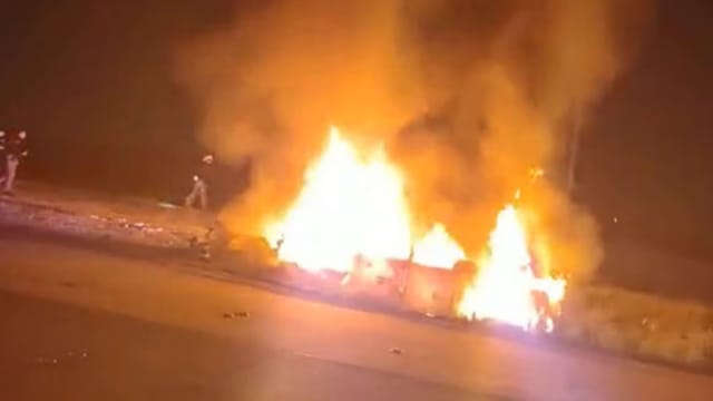 美国男子驾特斯拉Cybertruck遇车祸 断电后无法开门被烧死