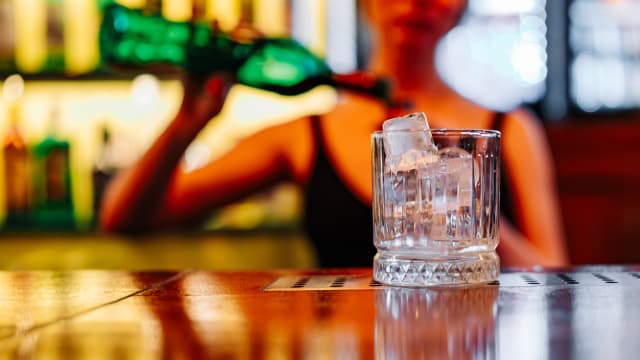 台湾陪酒女带着女儿工作 结果母女同桌坐台超尴尬