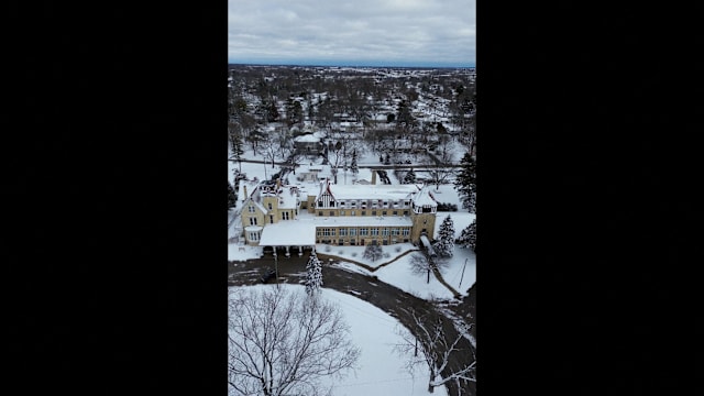 暴风雪致航班延误学校停课 美国东北部数以万计人受影响