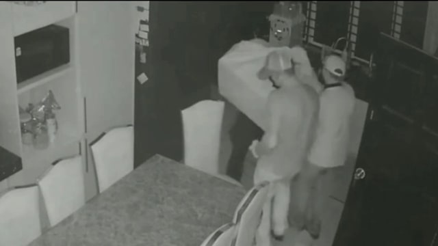 三贼搬百公斤保险箱视频疯传 马警证实涉逾63万元窃案