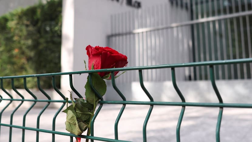 A lone red rose outside Armani as Milan mourns its 'king' of fashion