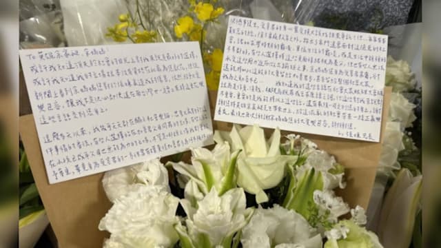 哥哥献花致歉 亲笔信提及弟弟张文被霸凌过往