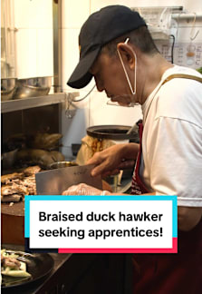 Want to learn how to make superb braised duck? Uncle Ang runs the famous South Buona Vista Braised Duck hawker stall, which he recently reopened after a one-year hiatus. And he’s looking for apprentices to learn the ropes! 😊 #8dayseathawker #sgfoodie #tiktoksg #foryoupage 