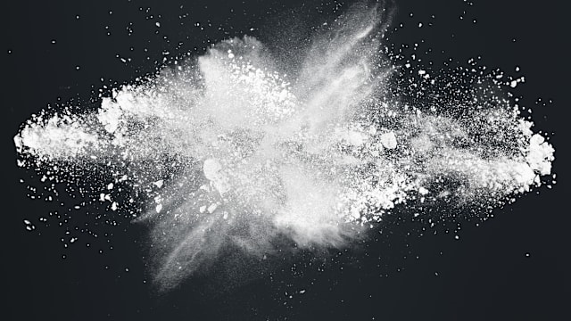 日本男子街头到处撒粉末 警方消防局紧急出动