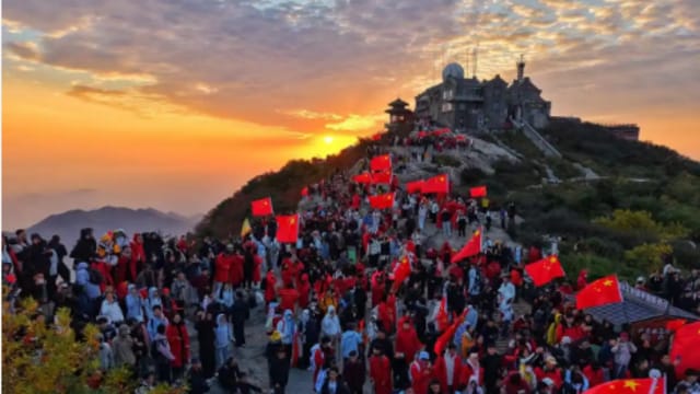 万人齐聚泰山之巅 升中国国旗赏日出