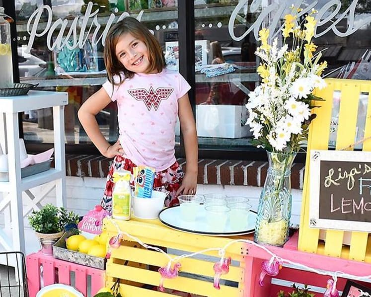 7-year-old girl sells lemonade to raise money for her own brain surgery in the US
