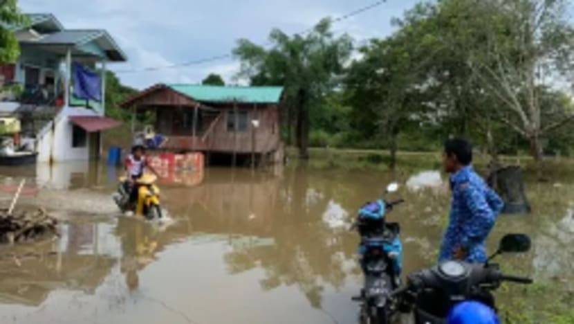 Sungai Muar melimpah, air naik sehingga paras lutut Sungai Muar melimpah, air naik sehingga paras lutut