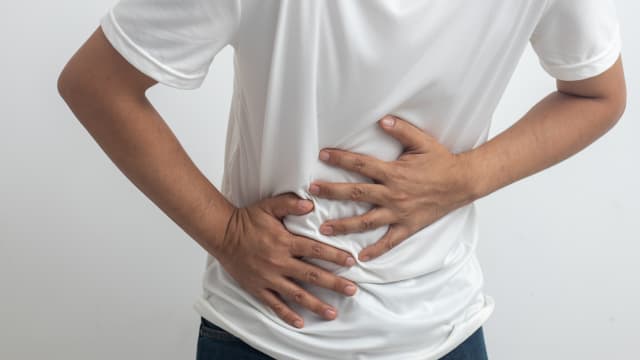 年轻台男常腹痛 肾脏惊见结石 只因喝水都加此维生素