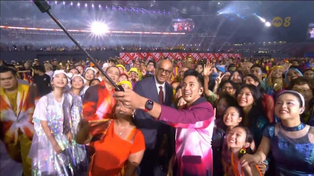 熟悉旋律响起 烟火璀璨绽放 国庆庆典迎来最高潮