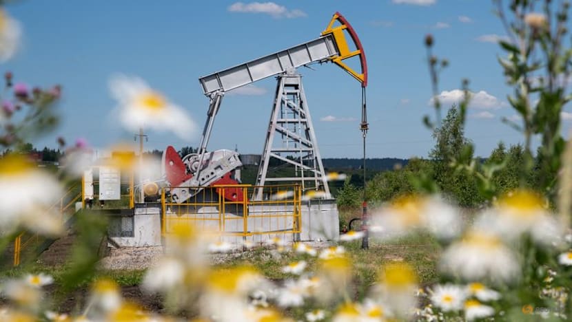 Oil settles down after choppy session as traders follow US, Iran talks