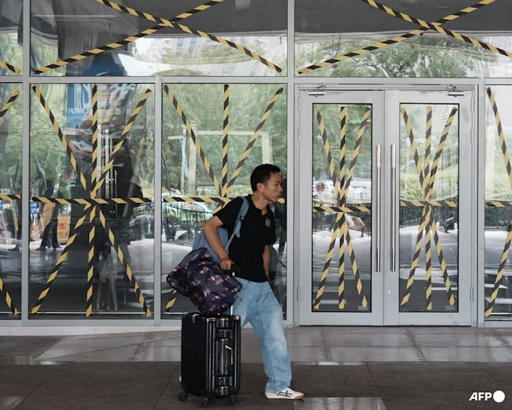 Typhoon Dolphin set to hit China's east coast, triggering flood warnings