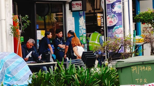 丹戎巴葛清晨发生车祸 红色轿车撞断灯柱