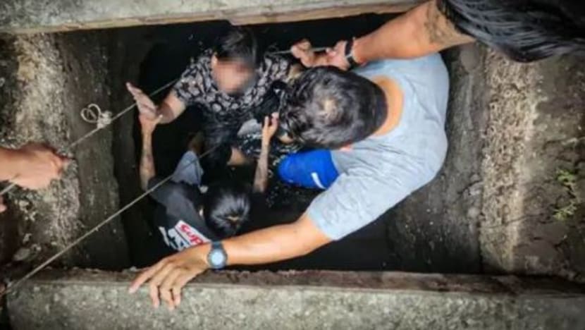 Wanita Thailand ini terselamat selepas jatuh dalam lubang saliran 2 meter, terperangkap selama setengah jam