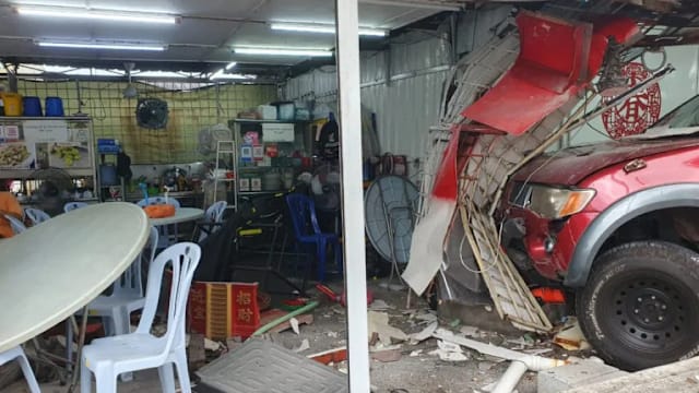 吉隆坡轿车撞入食档老翁双腿骨折  司机主动联系赔偿