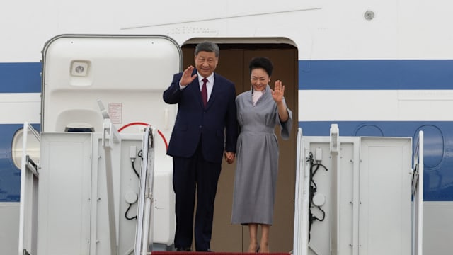 习近平专机抵达美国 特朗普亲自接机