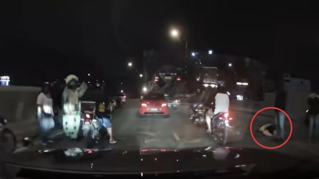 新山关卡附近两摩托车擦撞  17岁骑士身亡