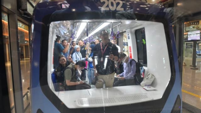 重启12天停三次 隆机场接驳车又故障 乘客被逼下车步行