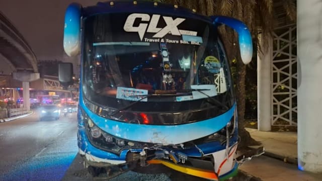 马国吉隆坡旅游巴士连环车祸 三大人两小孩受伤送院