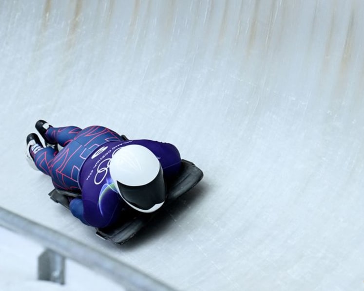 Skeleton-Weston keeps cool amid startline mayhem to lead at halfway